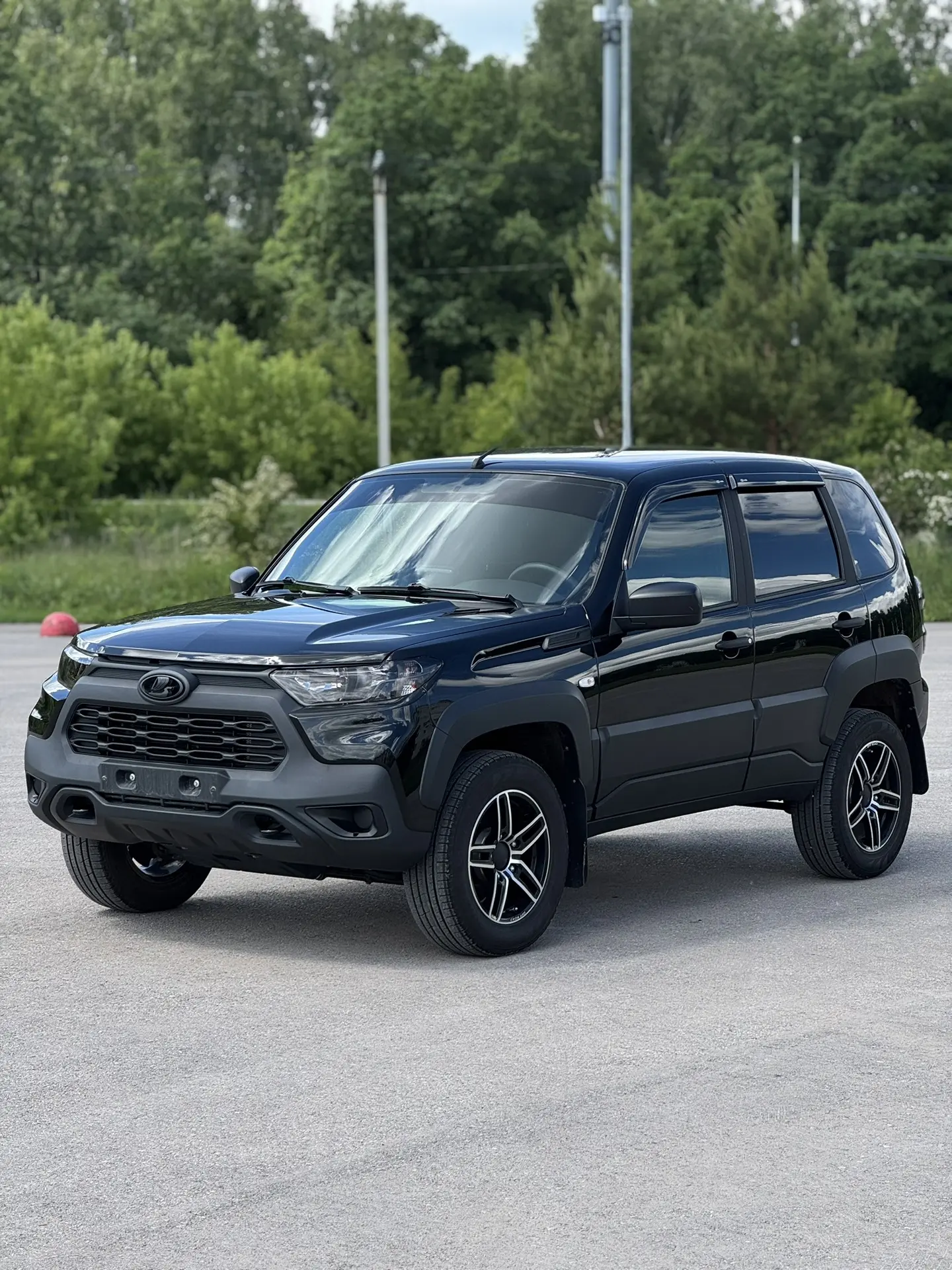 🚘 NIVA Travel 🚘
•Год выпуска: 2025.
•Владельцев: 1.
•Пробег: 11.000 км.
•Модификация: 1.8 МТ
•Цена