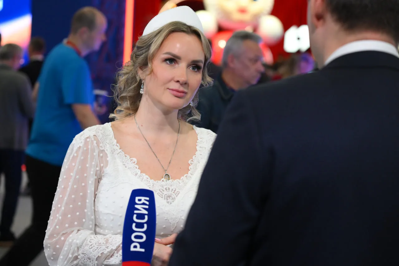 Мария Львова-Белова в рамках ПМЭФ-2026 дала старт совместной с компанией «Триколор» акции «Добрый си