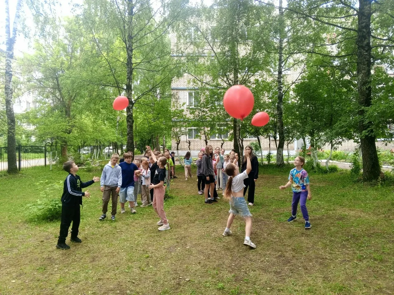 КВЕСТ «ДЕНЬ НАОБОРОТ»: 4 станции + финальный батл с шарами! 🔄🎈🔥
Сегодня в нашем лагере ЦДТ случил