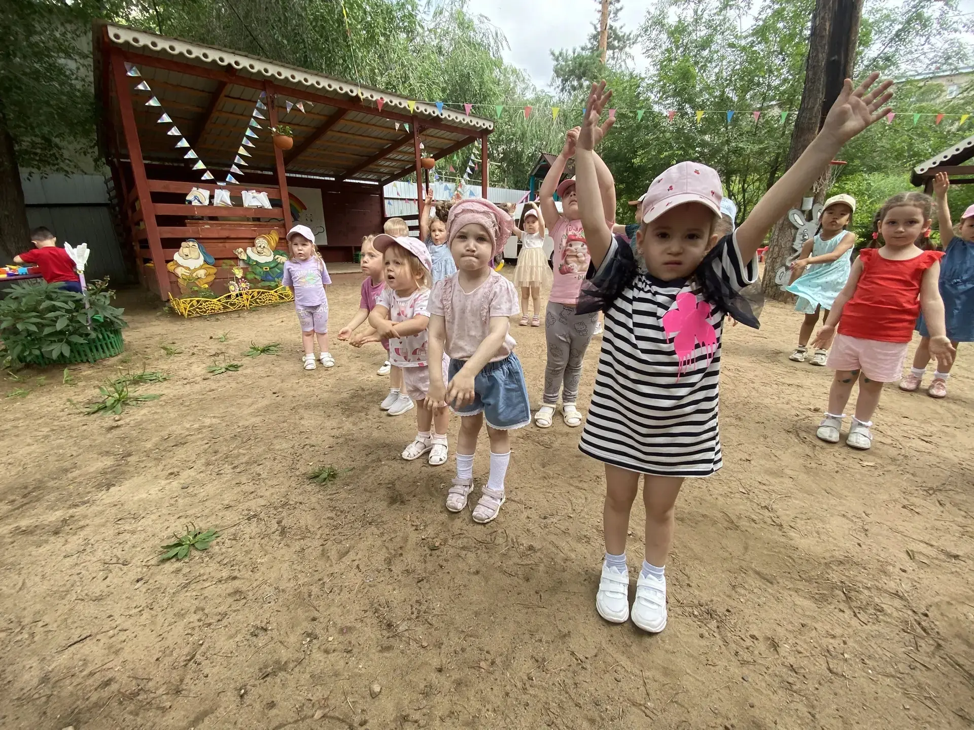 Каждый день с утра пораньше 
Мы на улицу идем.
На носочках мы шагаем,
Руки дружно поднимаем .
Чтоб з