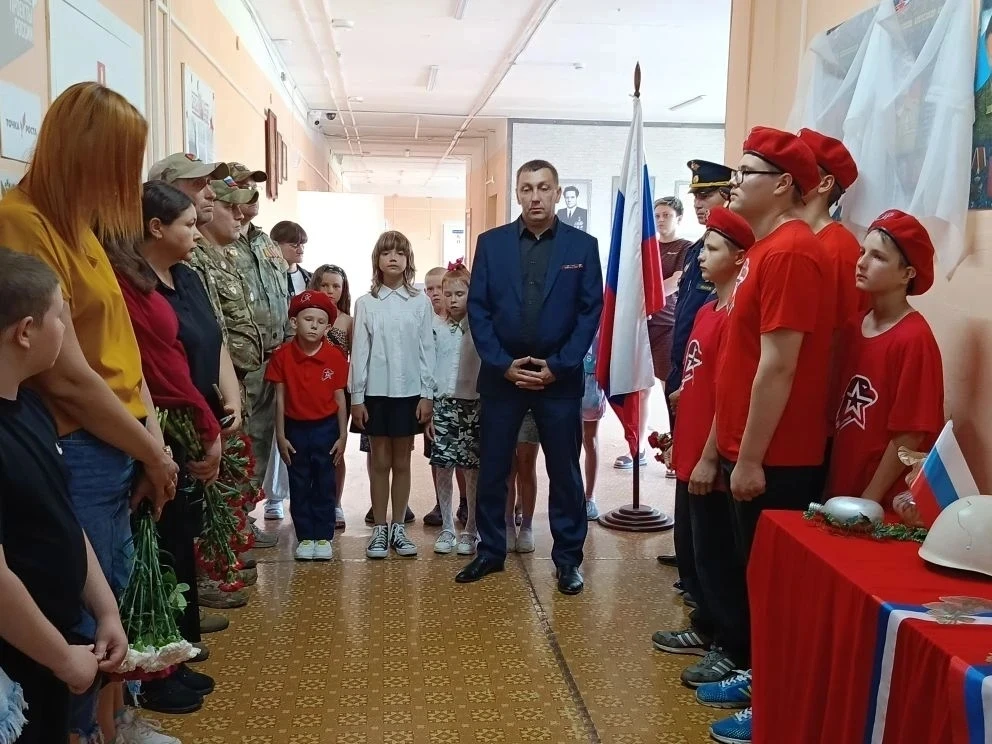 🇷🇺 Лица героев на стенах школы: в Калинкинской школе открыли мемориал землякам, погибшим в СВО

В 