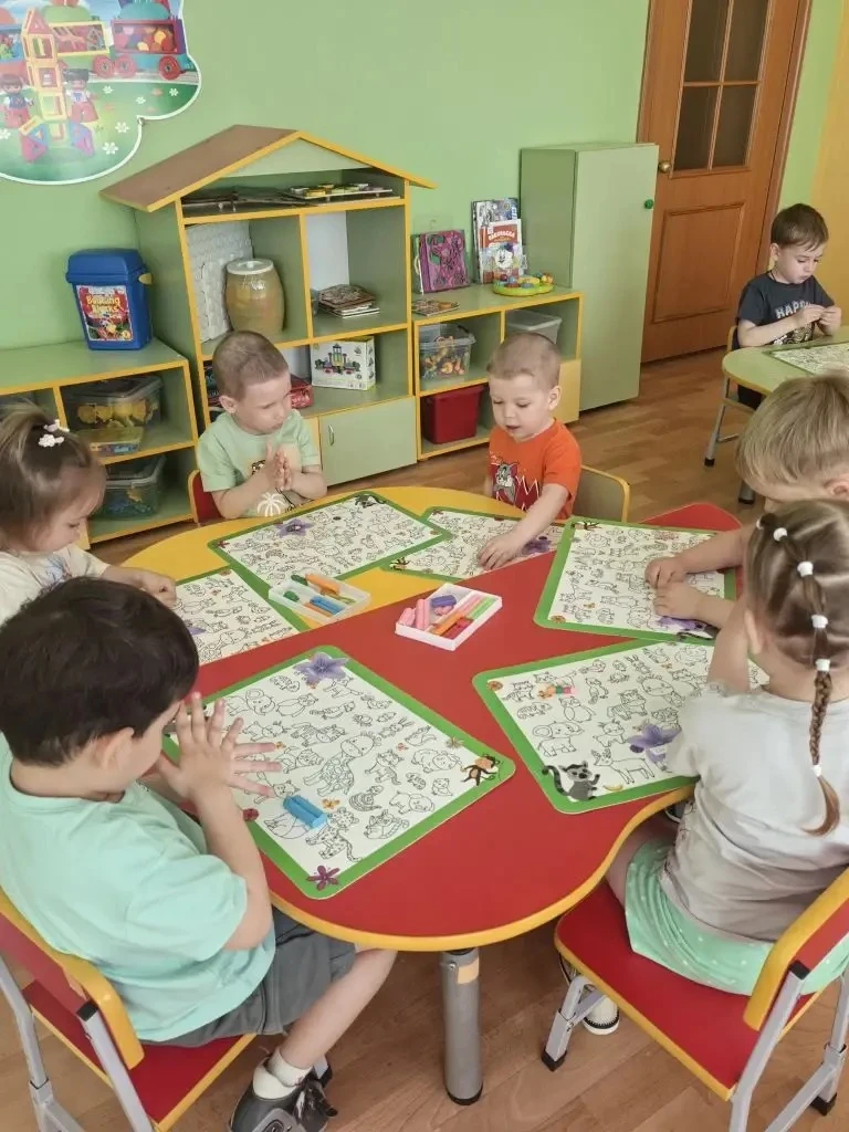 Сегодня ребята из группы «Подснежник» лепили из пластилина ярких гусениц! 🌈🐛

Это занятие не тольк