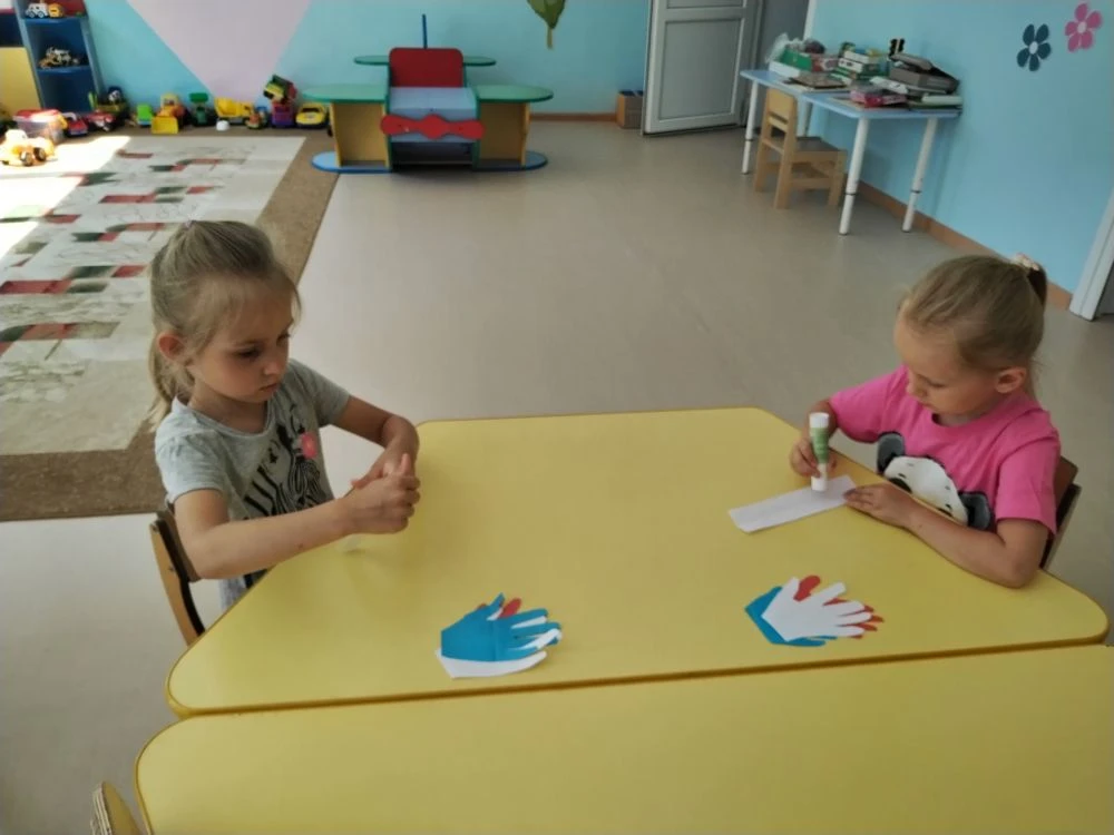 Воспитатель  Коротина Анна Юрьевна  провела занятие в разновозрастной группе на тему :  Аппликация и