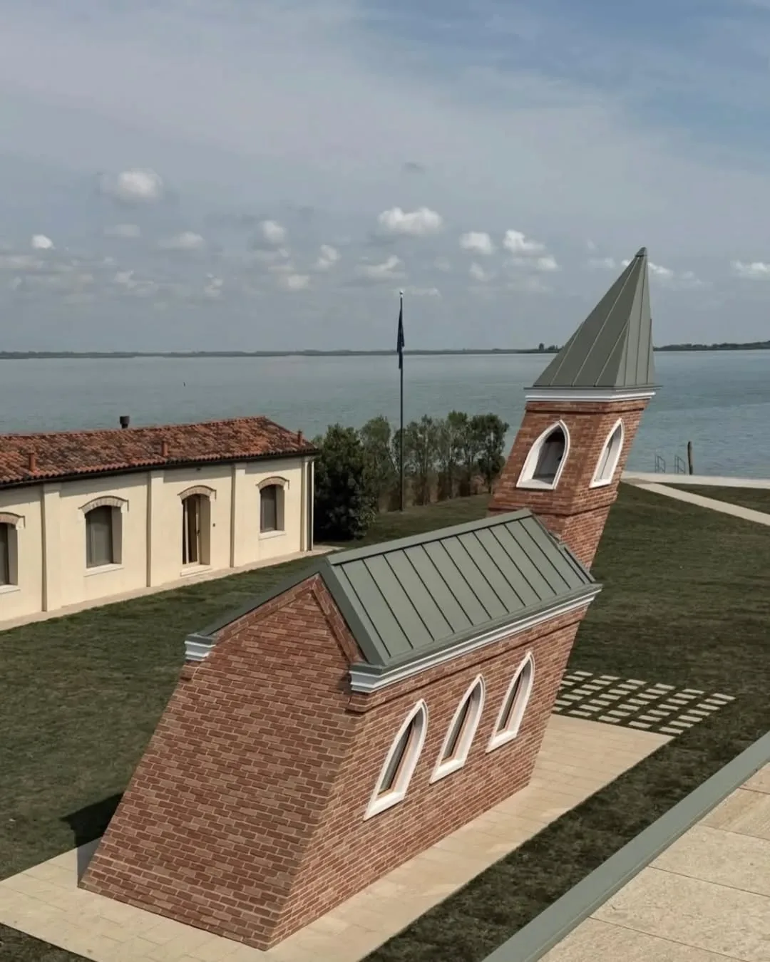⛪️ Церковь, которая будто пережила встречу с Волком из «Трёх поросят».

На острове Сан-Джакомо в Вен