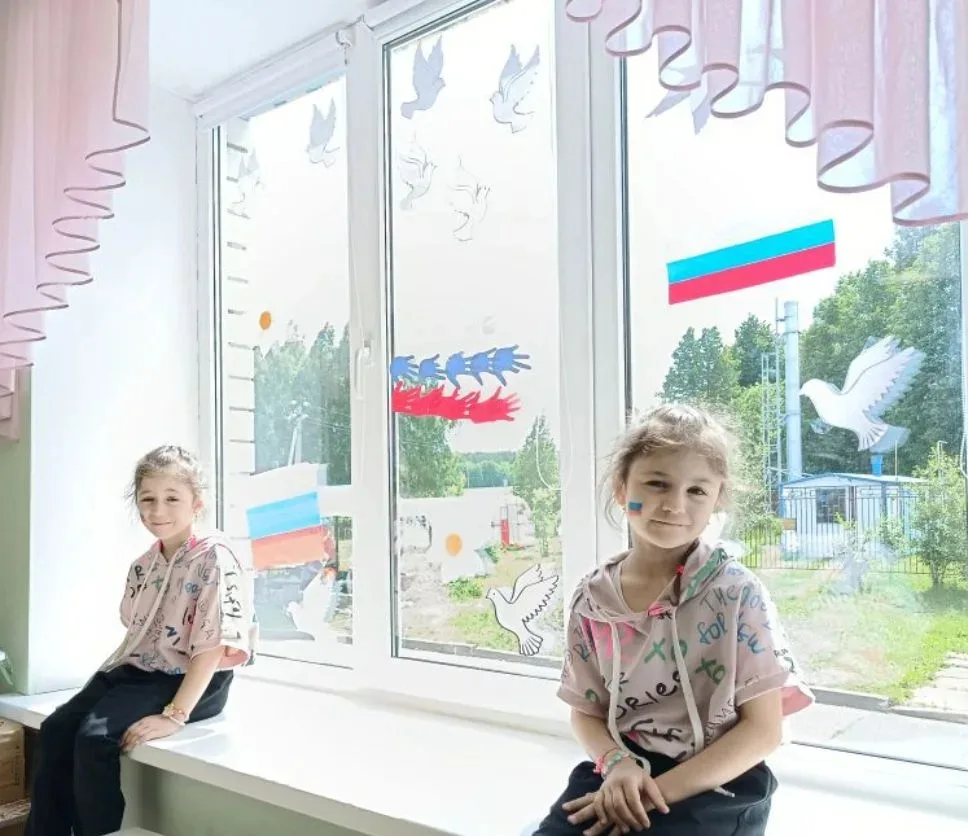 Обучающиеся 2-в класса Салахова Айзаля и Илиза присоединились к Всероссийской акции #ОкнаРоссии. 🕊�
