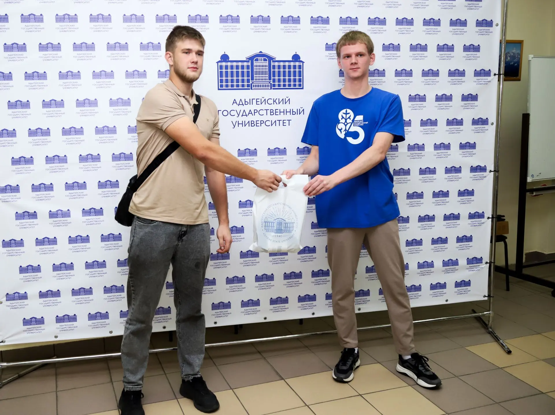 Практически в первые минуты работы приемной комиссии документы на поступление в АГУ подал Никита Вас