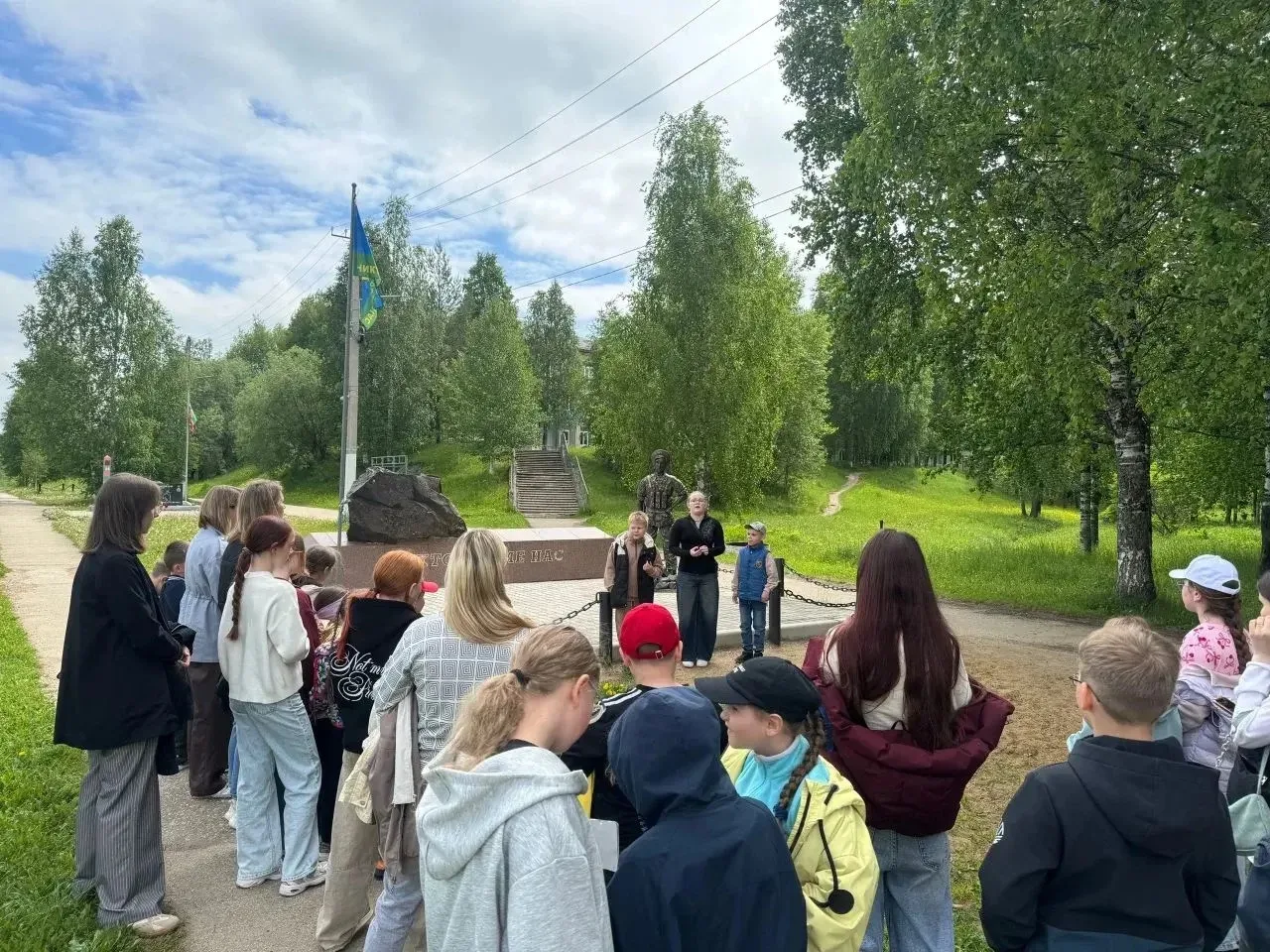 Сегодня был очень свежий и активный день в лагере!
С утра ребята под руководством наставников-старше