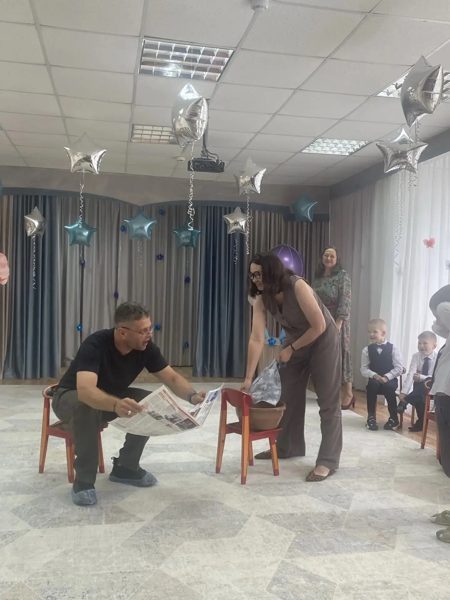 Сегодня в детском саду — особенный, трогательный день! 
Выпускной для подготовительной группы «Брусн