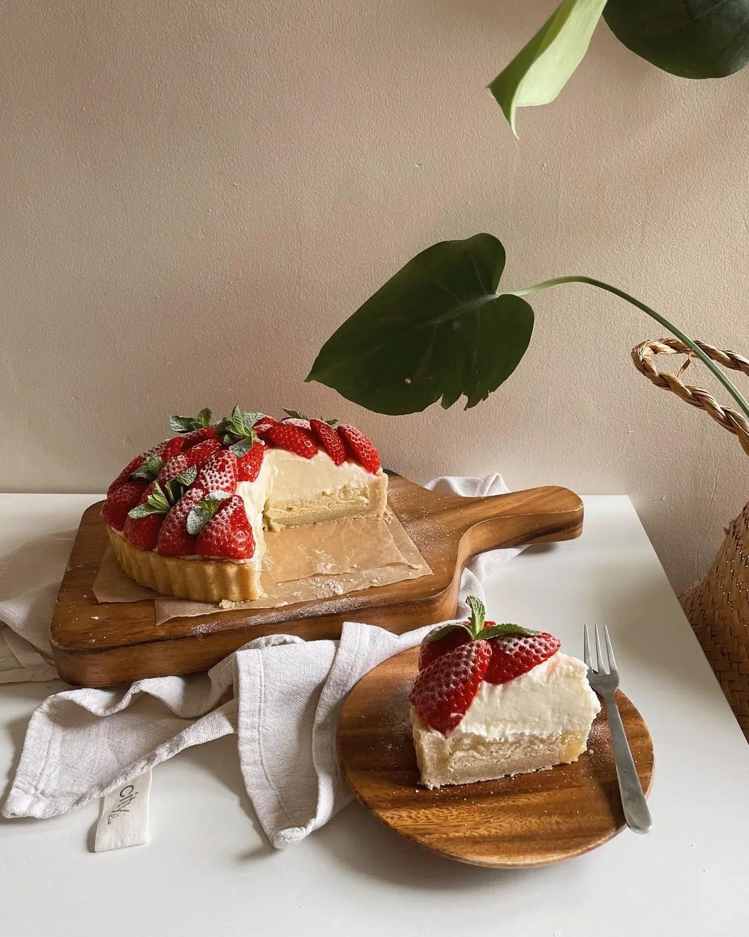 Классический рецепт клубничного тарта 🍓

Ингредиенты для основы
Мука пшеничная — 200 г
Сливочное ма