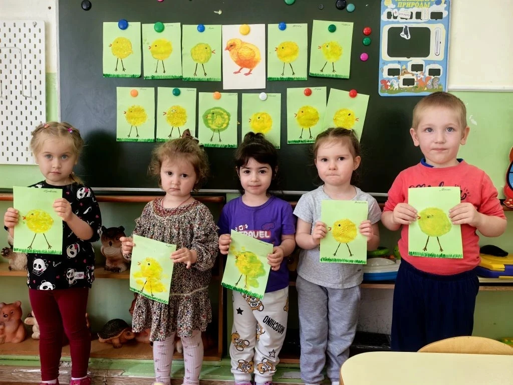 🐣
Жить в скорлупке надоело,
Клювом «тук!» её с утра.
Значит, время подоспело
И родился я! Ура!
Проп