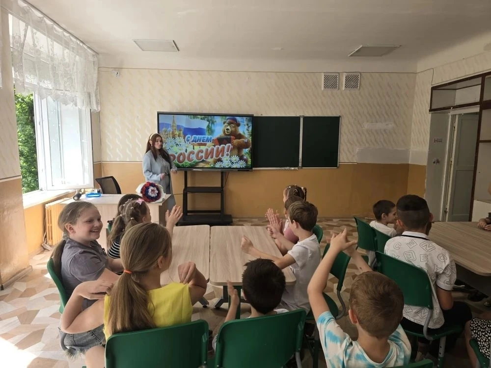 🇷🇺 С ЛЮБОВЬЮ К РОССИИ: Как мы отметили главный праздник страны! 🇷🇺

Сегодня в нашем пришкольном 