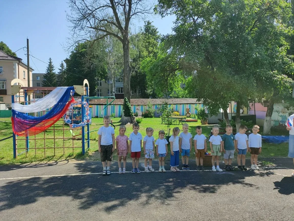 В преддверии Дня России в старшей группе «Сказка» прошло яркое и весёлое развлечение. Ребята с больш