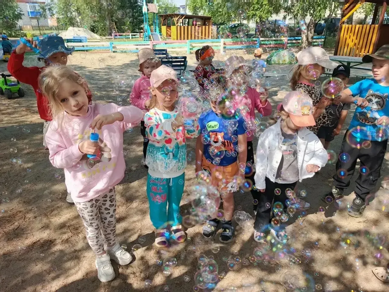 🫧 Пятничное волшебство! 
Сегодня в нашем детском саду прошел настоящий Праздник мыльных пузырей!   