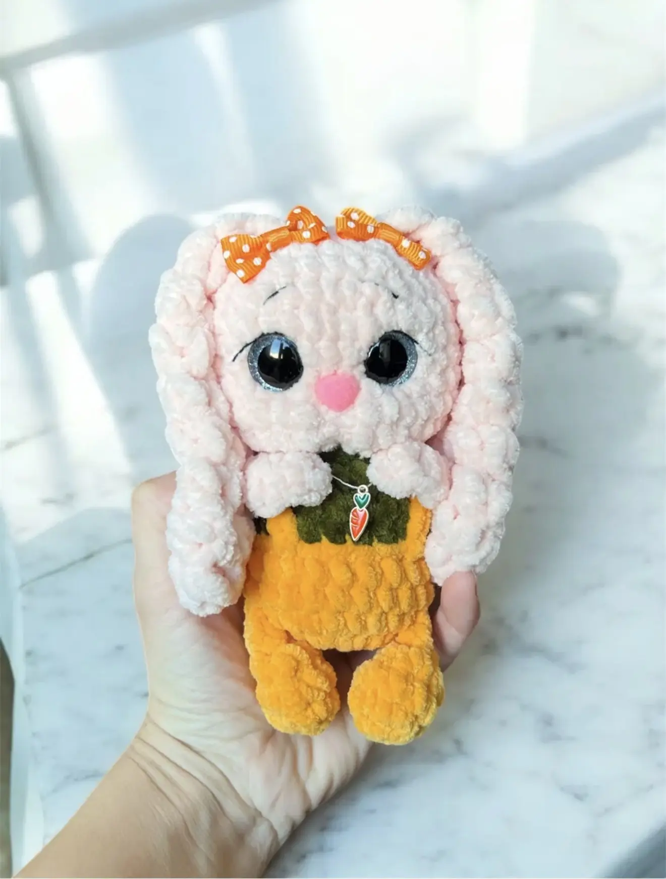 Милейшая зайка в костюмчике морковка 🥕 
Артикул на wb 369835498
Any_vaget Мягкая игрушка зайка
http