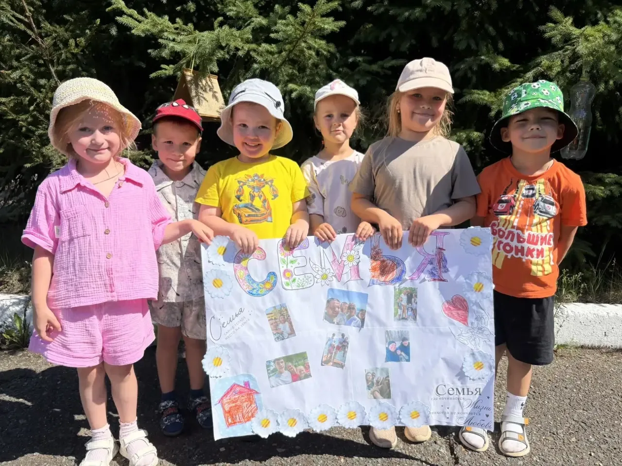Сегодня в нашем детском саду царила особая атмосфера — мы отмечали чудесный праздник
 «День семьи, л