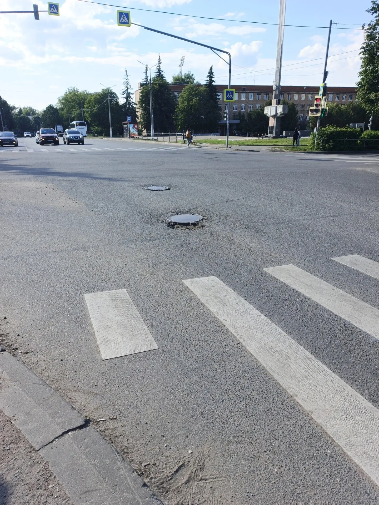 Заделайте уже наконец, эту дыру на перекрестке Свердлова и Готвальда. Очень жалко машины! 🚗

Ссылка