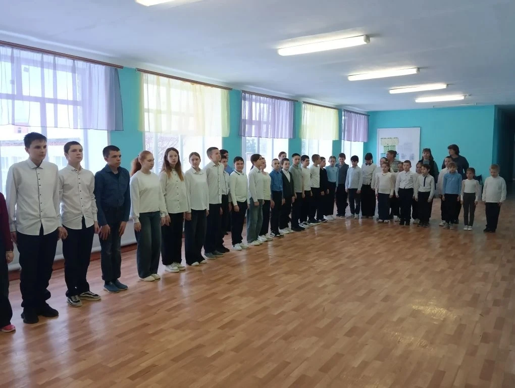 Новая учебная неделя в Съезженской школе традиционно началась с торжественной линейки, поднятия Госу