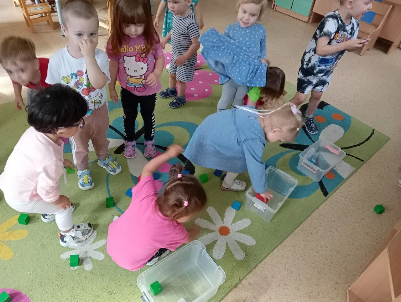 3 группа.«Учимся группировать разноцветные кубики».Учимся распределять предмет по цветам , закрепляе