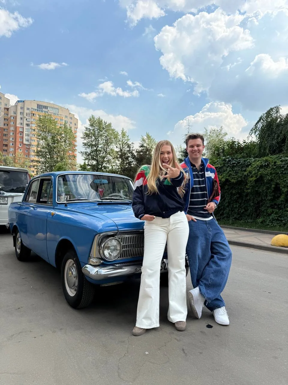 Роберт мне сделал свидание в стиле 90-х😄🤌🏻

выезжаем за черемшой на москвиче🤘🏻