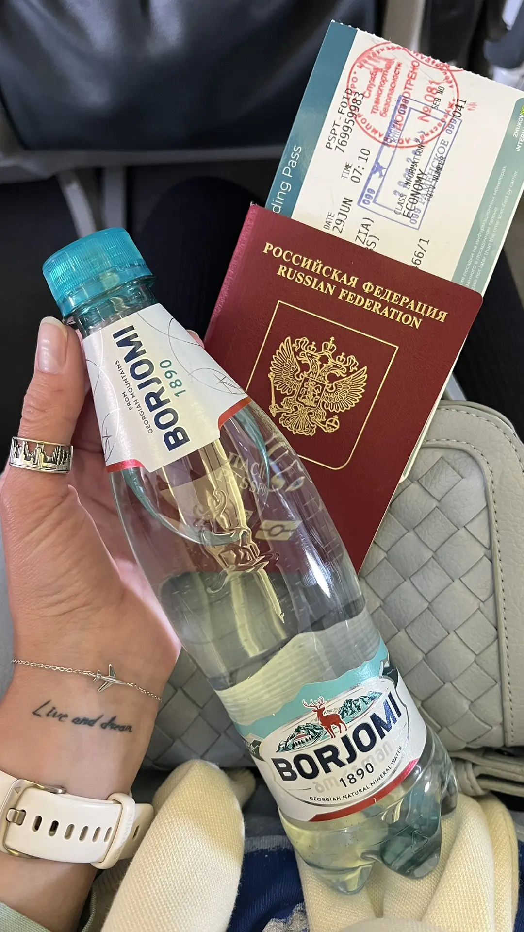Поздно ночью после работы забежала домой и сразу же поехала в аэропорт ✈️! И вот уже с утра я гуляю 