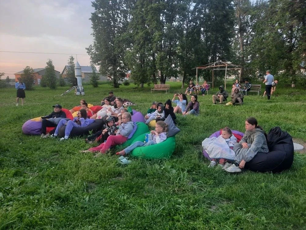 КИНО НА ТРАВЕ прошло 7 июня на "Лобном месте"! ✨

Специалисты отдела молодёжной политики администрац