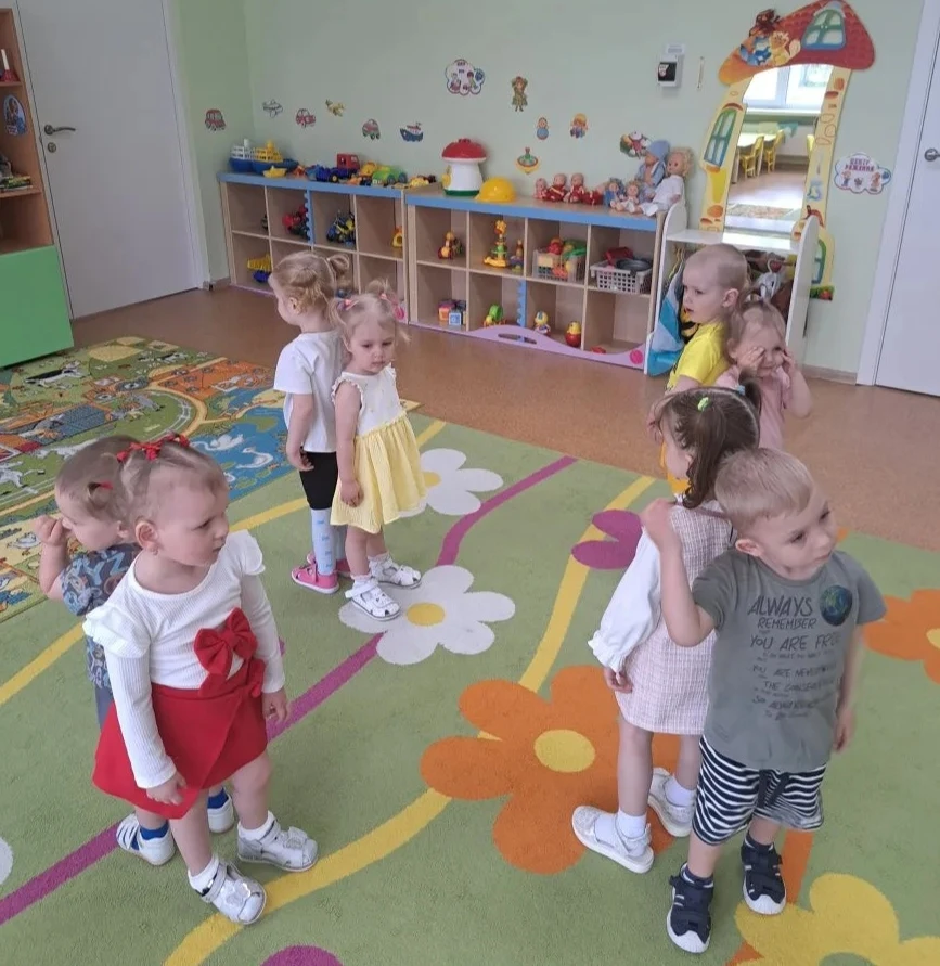 Дружит с солнцем ветерок, ☀️
И роса с травою. 🌱
Дружит с бабочкой цветок, 🌸
Дружим мы с тобою! 🤝
