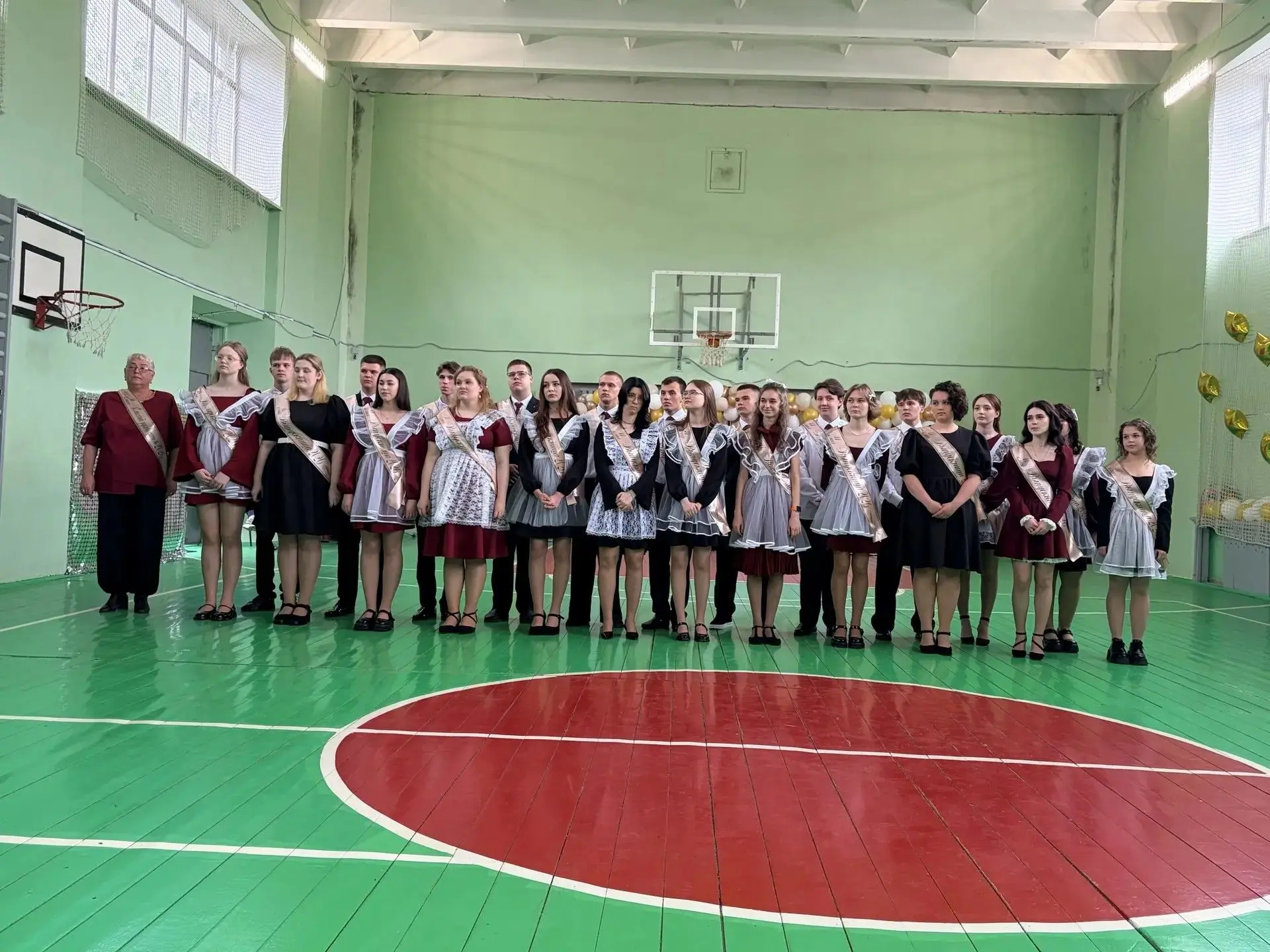 Вот и прозвенел последний звонок для выпускников  11 класса 2026 года!
Под звуки прощального вальса 