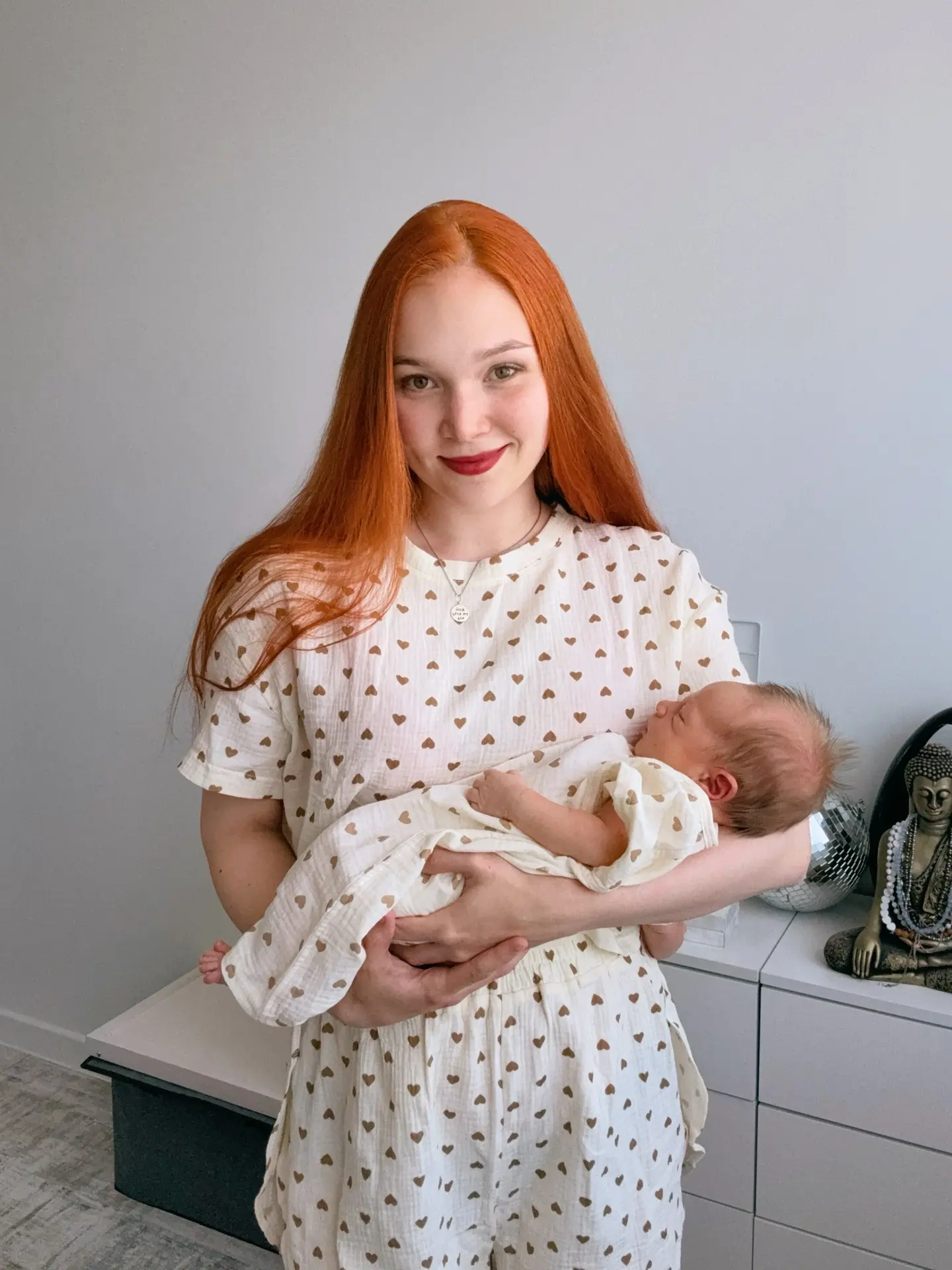 Каждое утро в нашем доме теперь наполнено любовью и нежностью❤️

… носим одинаковые пижамки, много-м