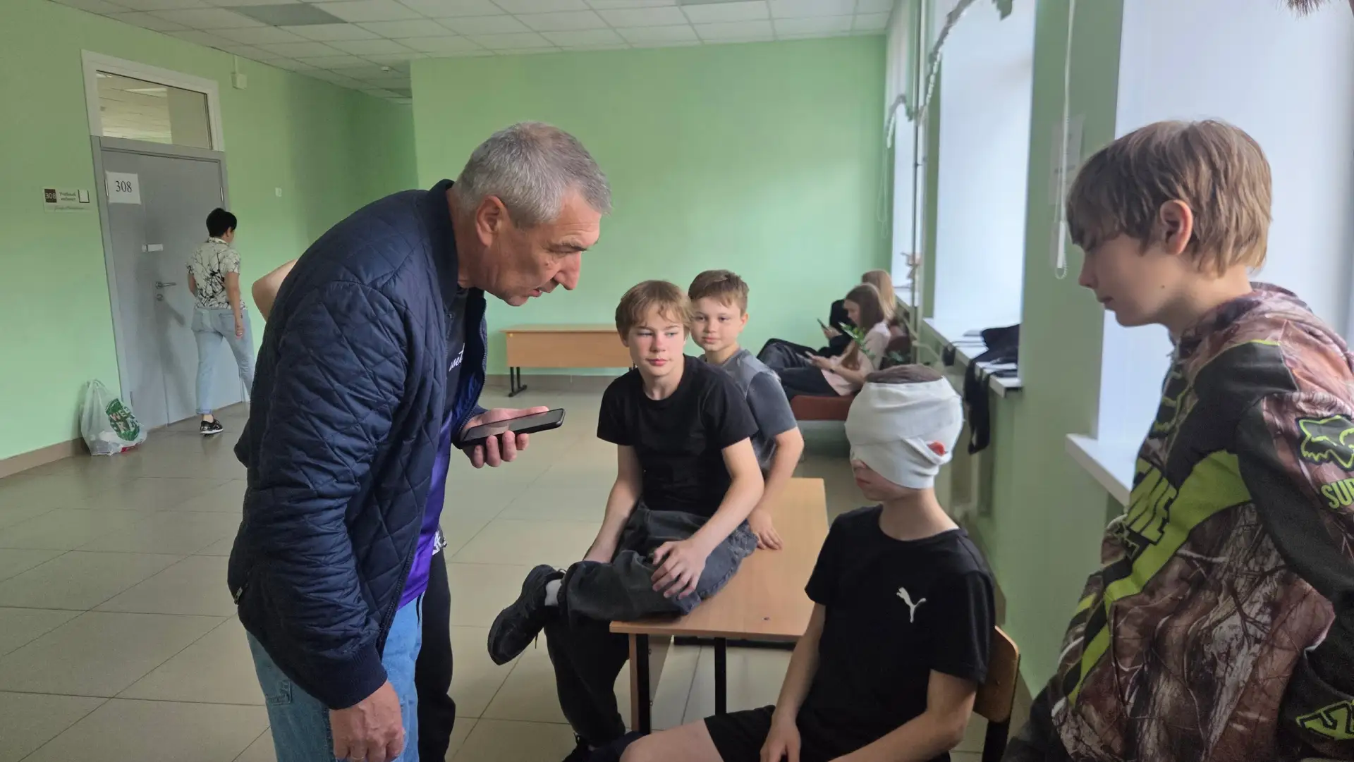 Встретите такое привидение в школе - не пугайтесь, это наши зарничники начали подготовку к окружному