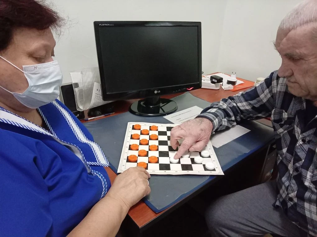 Первый тур игры в шашки. В наших рядах новый член команды!
