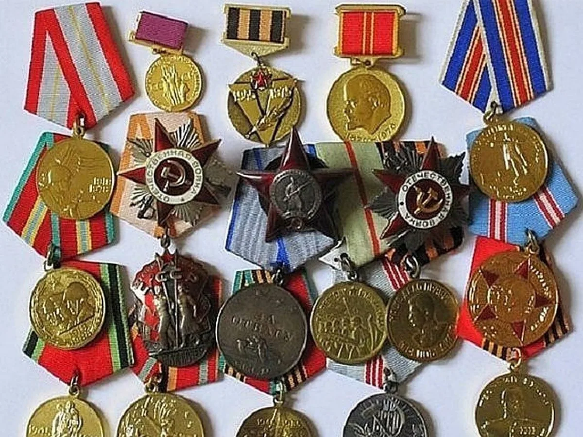Выставка «Мужество защитников Отечества в наградах, знаках и значках» проходит прямо сейчас — 23 и 2