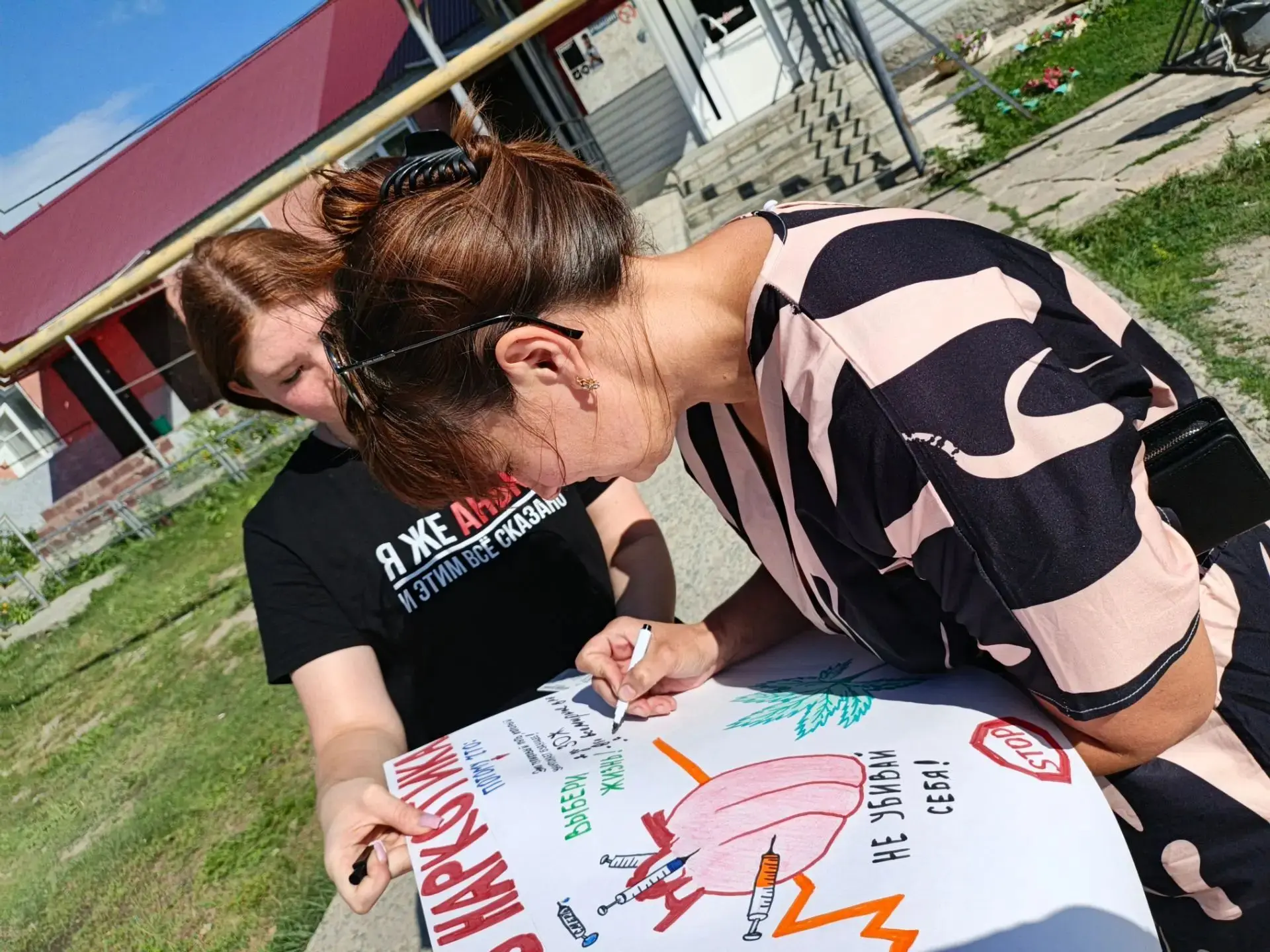 ✍️ «Почему я против?»: честный уличный опрос в Катенино! 🚫🏃‍♂️

Сегодня сотрудники ДК провели ярку