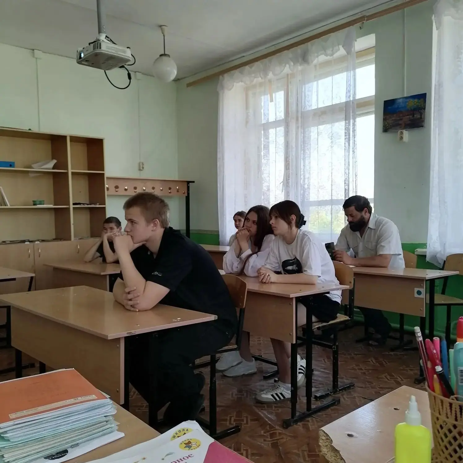 Наши старшеклассники  познакомились с фильмом "Анатомия подвига. Полицейские истории". 
 Просмотр да