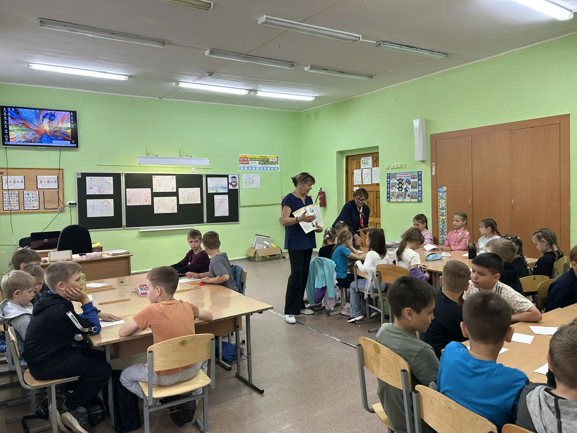 🌞 Лето в лагере: пять дней — пять историй!🌞
Каждое утро у нас начинается одинаково — с зарядки! Бо