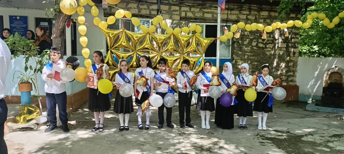 В нашей школе прошёл выпускной 4 класса!!! 🎓

Ребята получили свои первые дипломы, сказали «спасибо