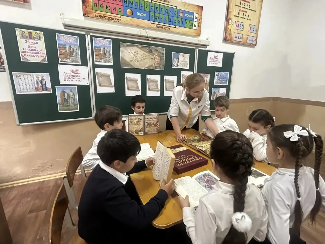 ✨ День славянской грамотности: путешествие в историю письменности ✨ 
 
В 1 «В» классе МКОУ «СОШ № 3 