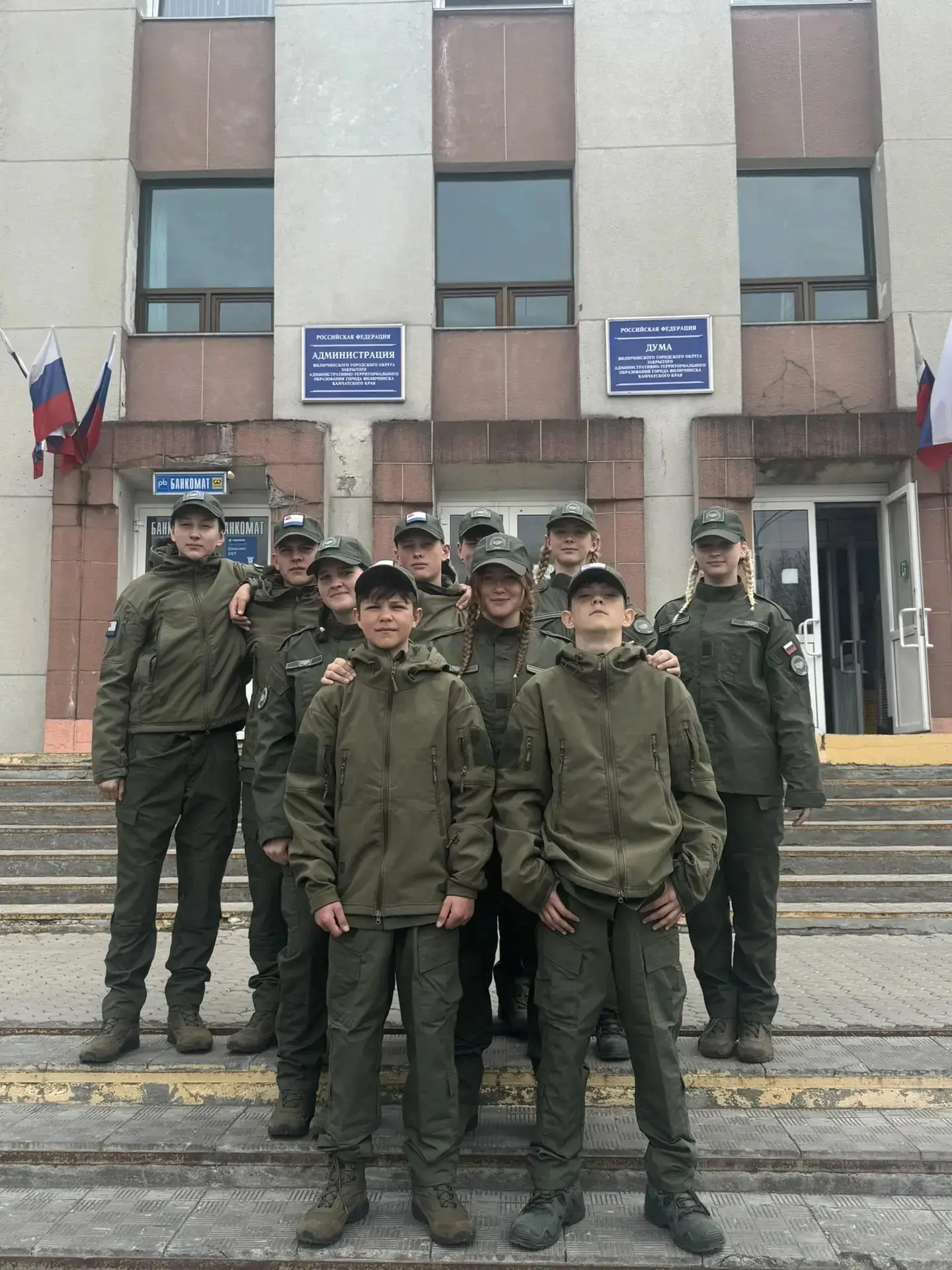 🚀 Мы на месте!

Заехали на полигон «Звезда».
Сразу чувствуется нужная атмосфера — запах костра, соб