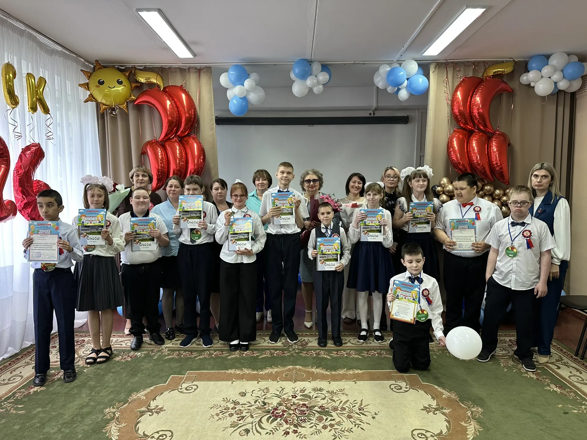 🔔 Сегодня для 4 А класса прозвенел ещё один важный звонок — выпускной в начальной школе!

Наши доро