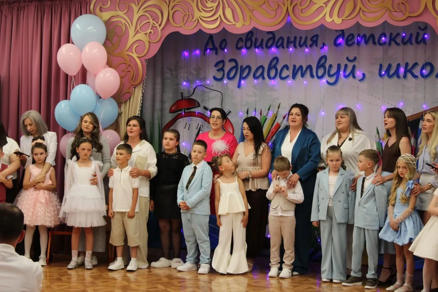 Наш любимый детский сад
Провожает в школу вас!
Вы совсем уже большие,
И глаза у вас такие —
Словно з