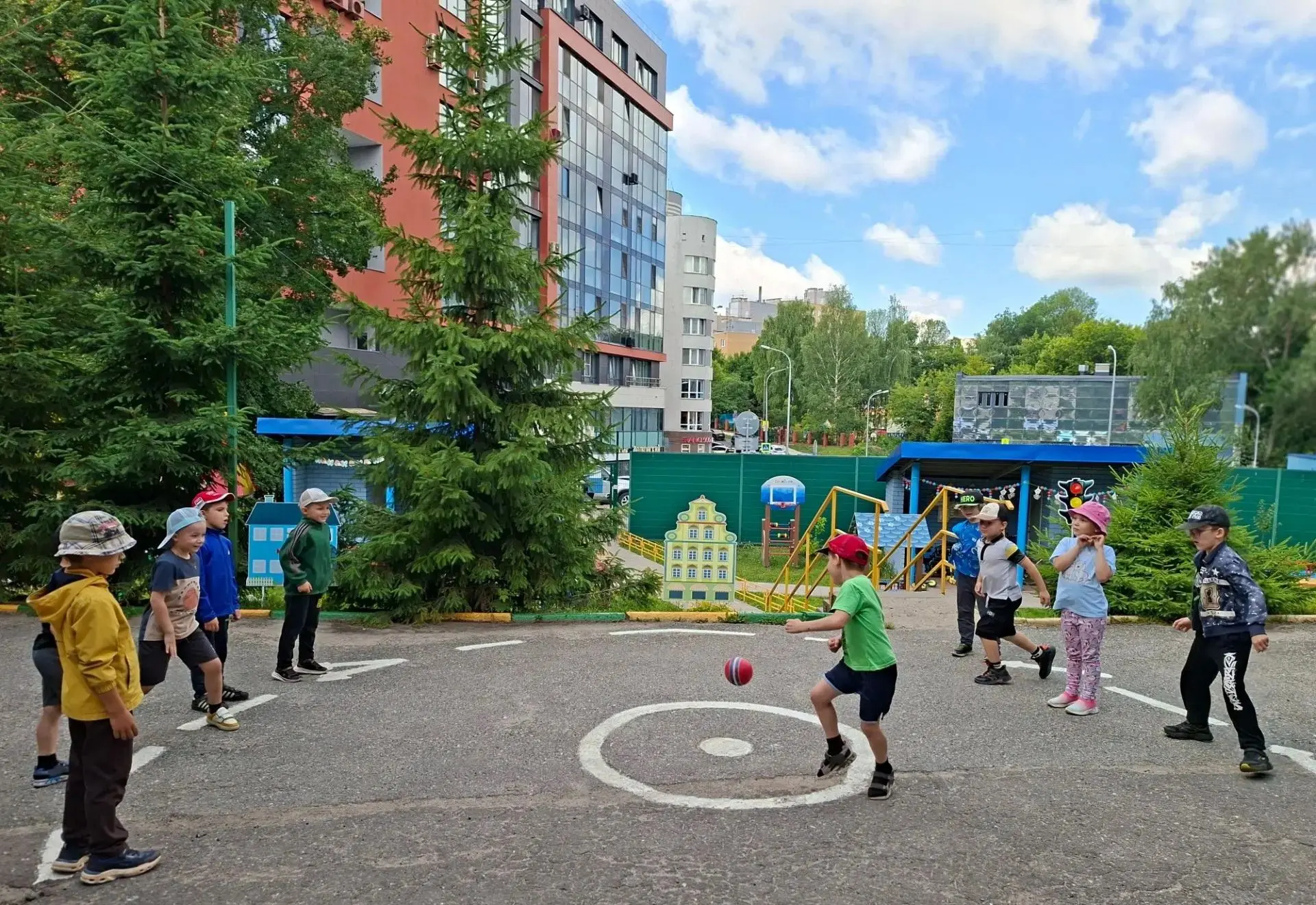 ☀️Лето в движении☀️
Подвижные игры занимают важное место в жизни детей — это не просто веселое время