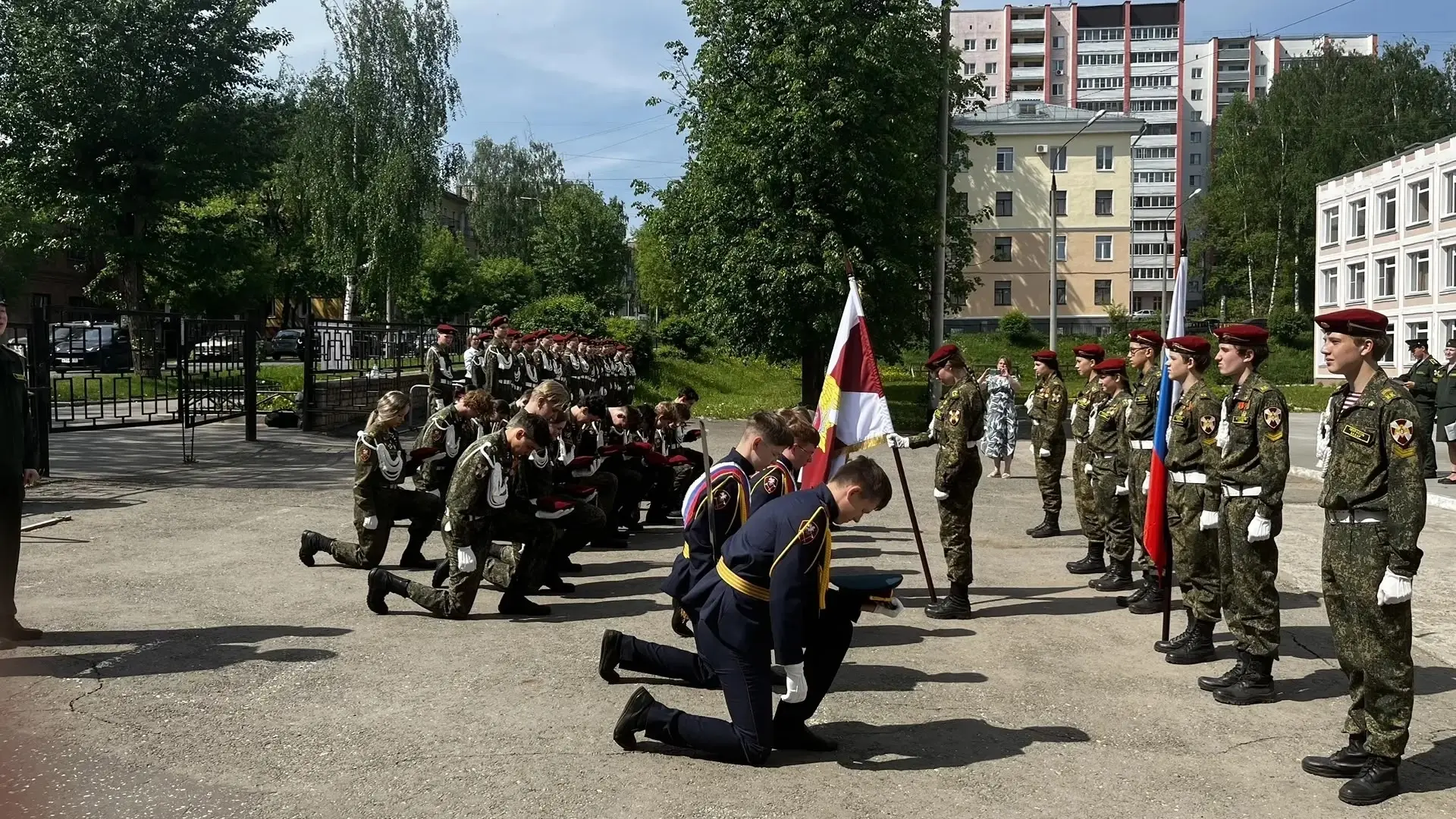 ПРОЩАНИЕ СО ЗНАМЕНЕМ

Сегодня 23 мая в кадетской роте нашей школы (Юнармейский отряд "Кадетство") пр