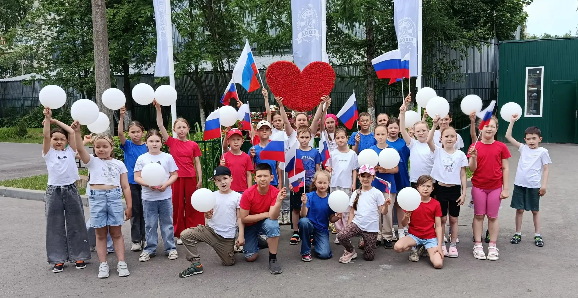 12 июня вся страна отмечает грандиозный праздник - День России! В пришкольном лагере "Будь в движени