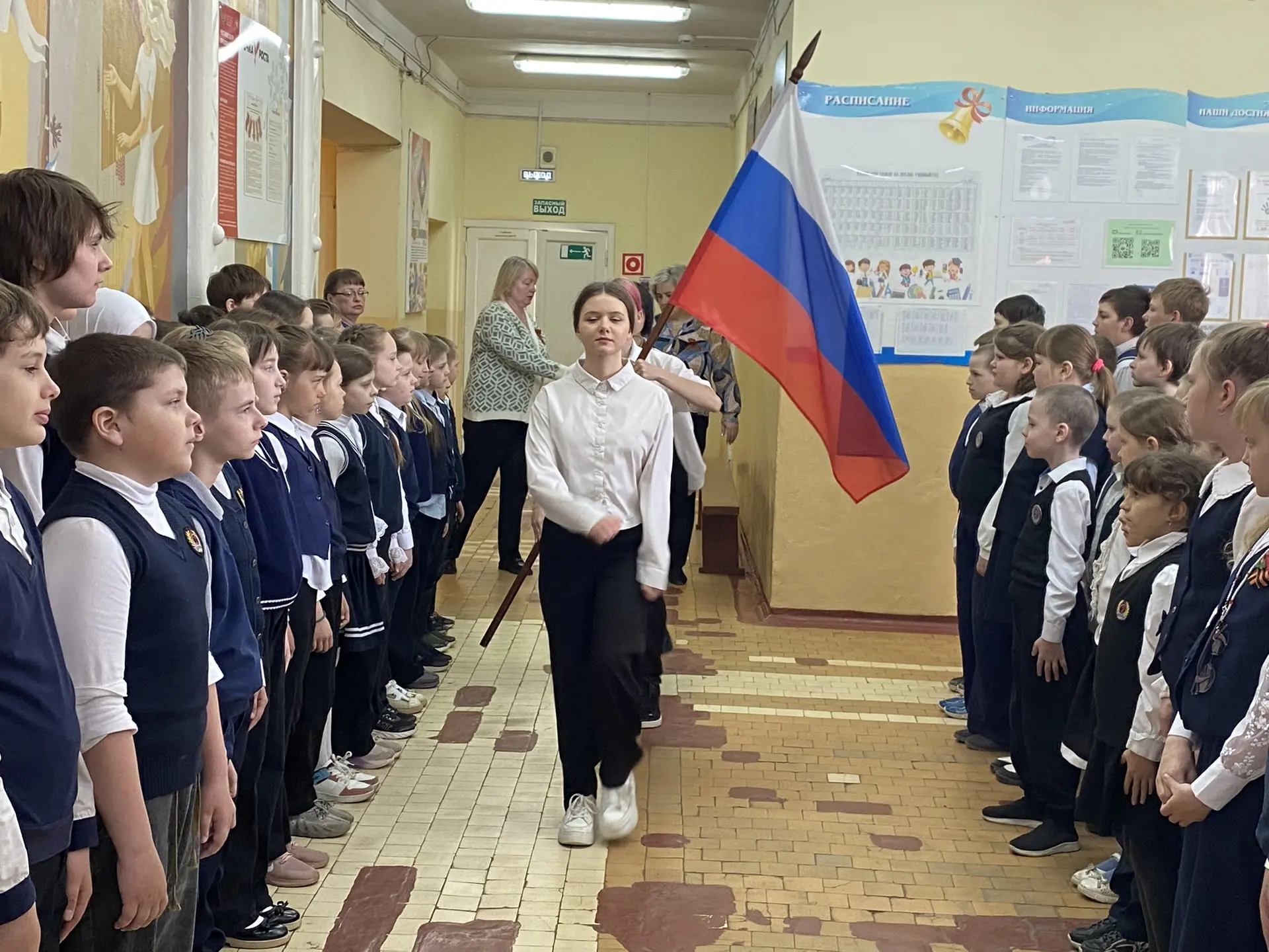 Вот и понедельник. 📅
Традиционно утро началось с главного символа страны: активисты вынесли флаг РФ
