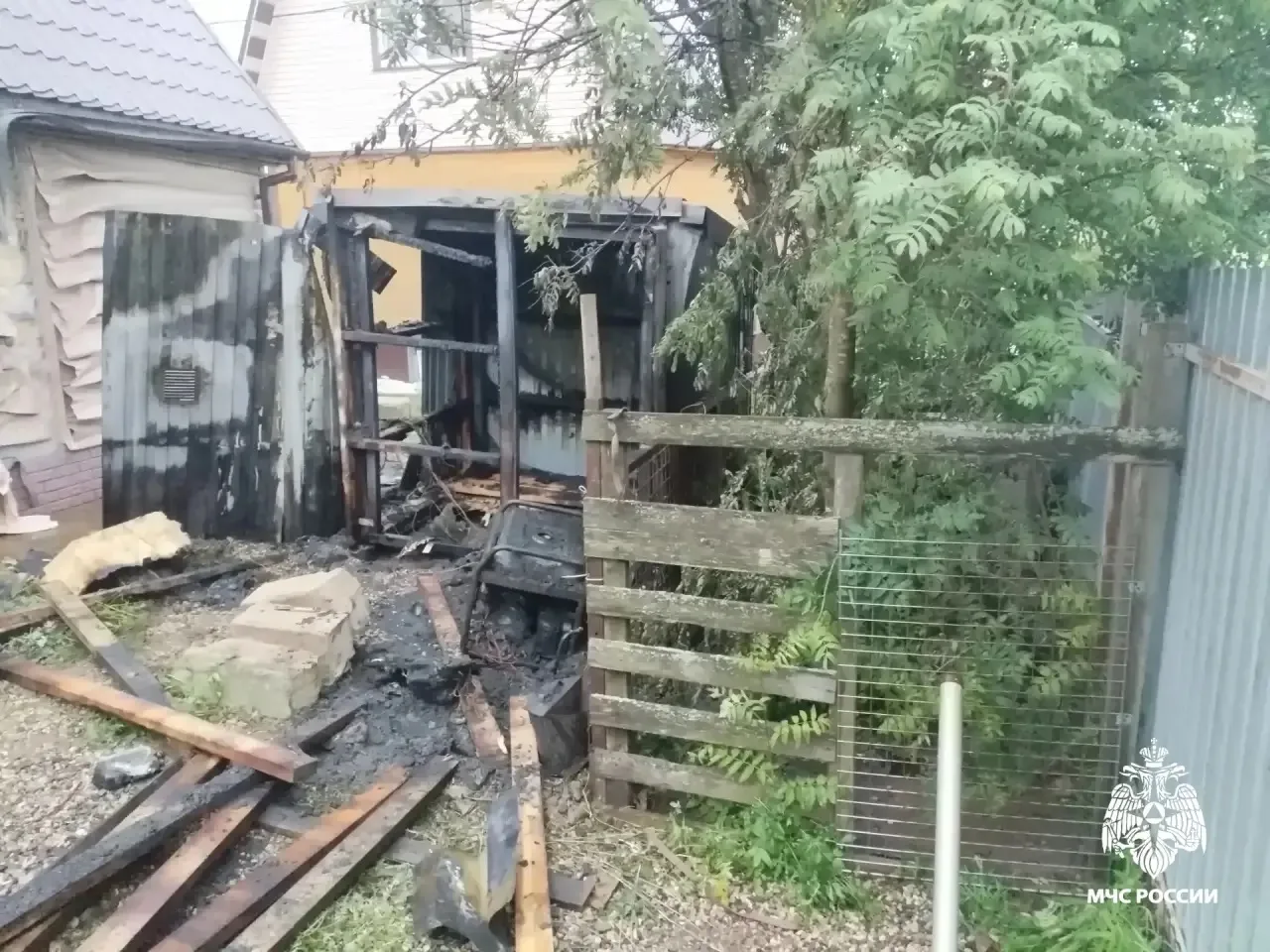 🔥Из-за неисправной проводки сгорела хозпостройка

Днем 16 июня в деревне Гридино на улице Юбилейной
