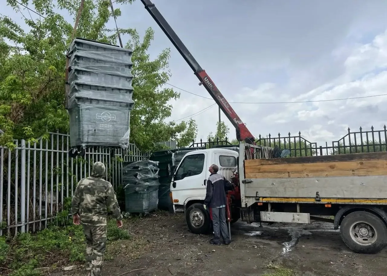 110 новых контейнеров для мусора передали в Каменск-Уральский💪

Часть из них уже расставляют на кон