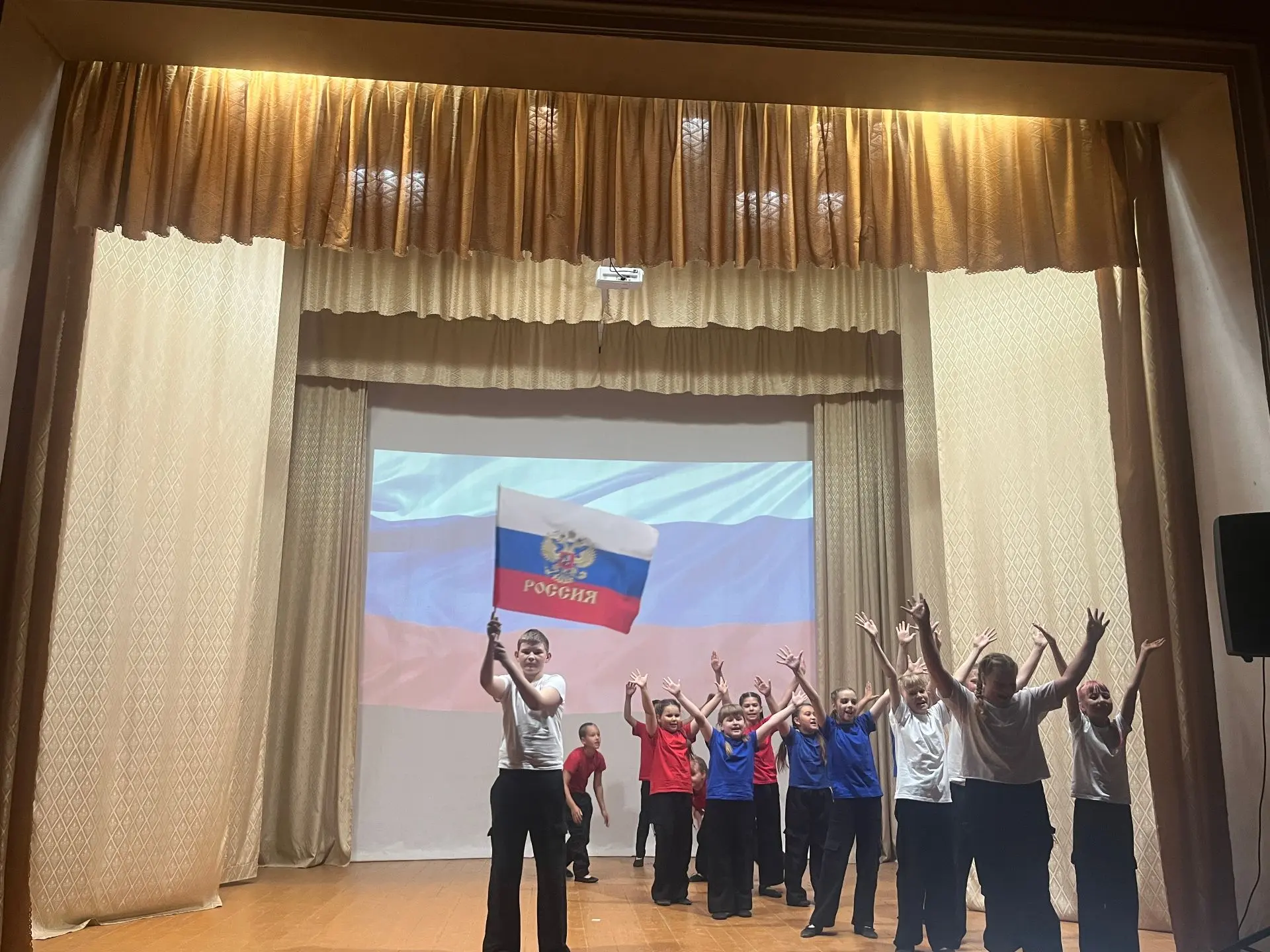 Сегодня в доме культуры "Липовский"состоялся праздничный концерт  "Мы славим Россию во все времена",
