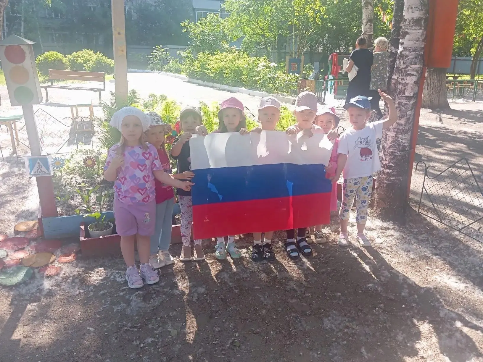 Наша Родина — Россия!
Здесь родились мы на свет,
Нет земли для нас красивей
И любимей в Мире нет!» ❤