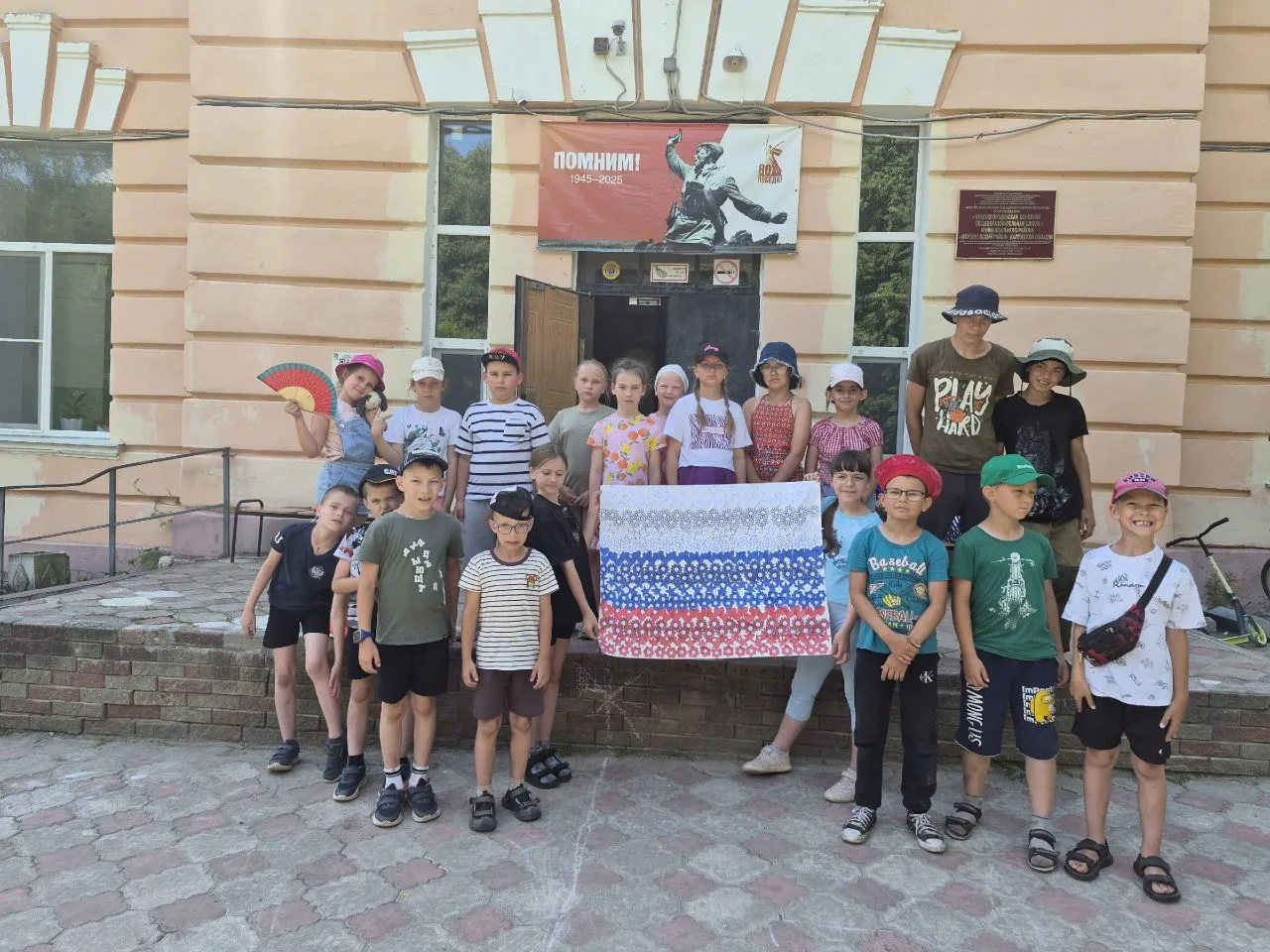 ✨ Творчество, патриотизм и море улыбок! ✨

Сегодня в нашем пришкольном лагере произошло настоящее чу