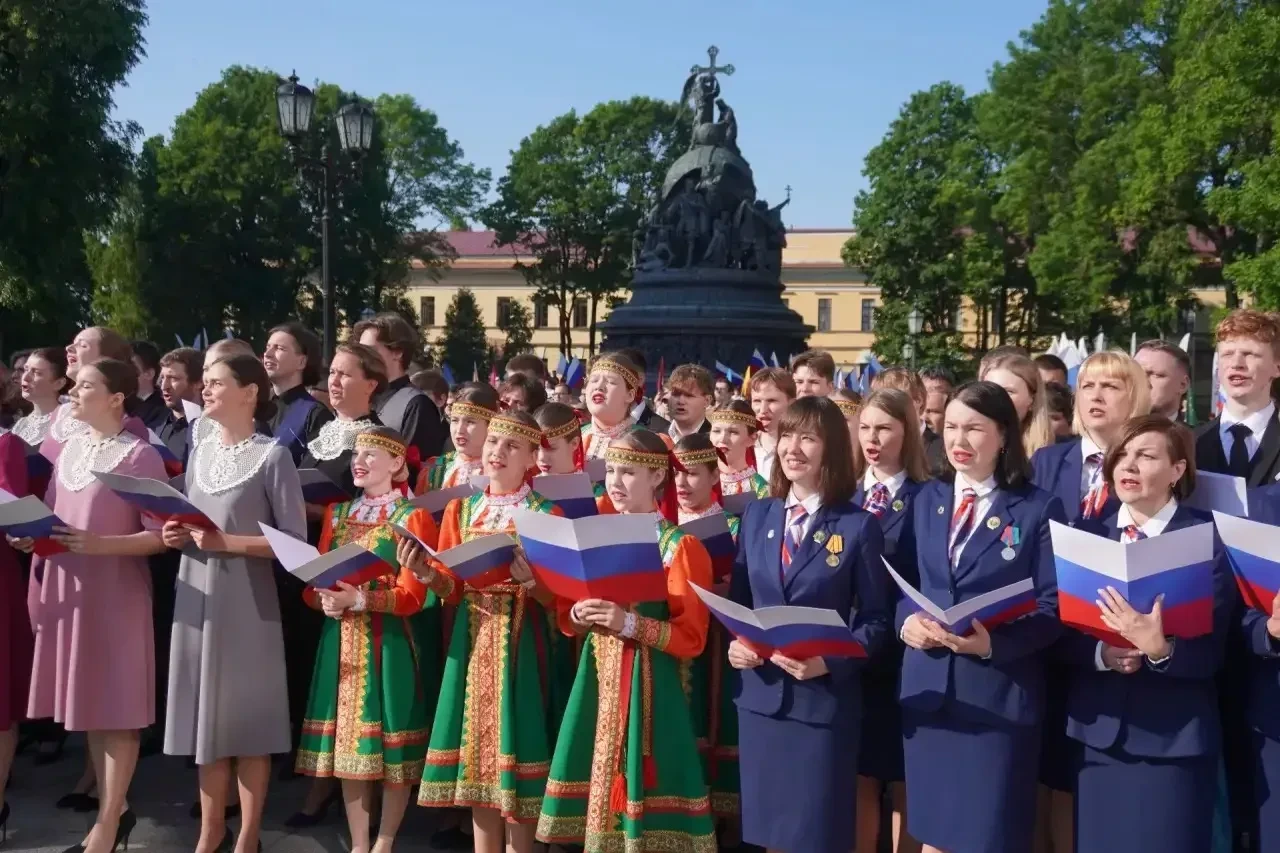 🇷🇺 Артисты Национальной студии при Государственном ансамбле «Асъя кыа» исполнили гимн России в Нов