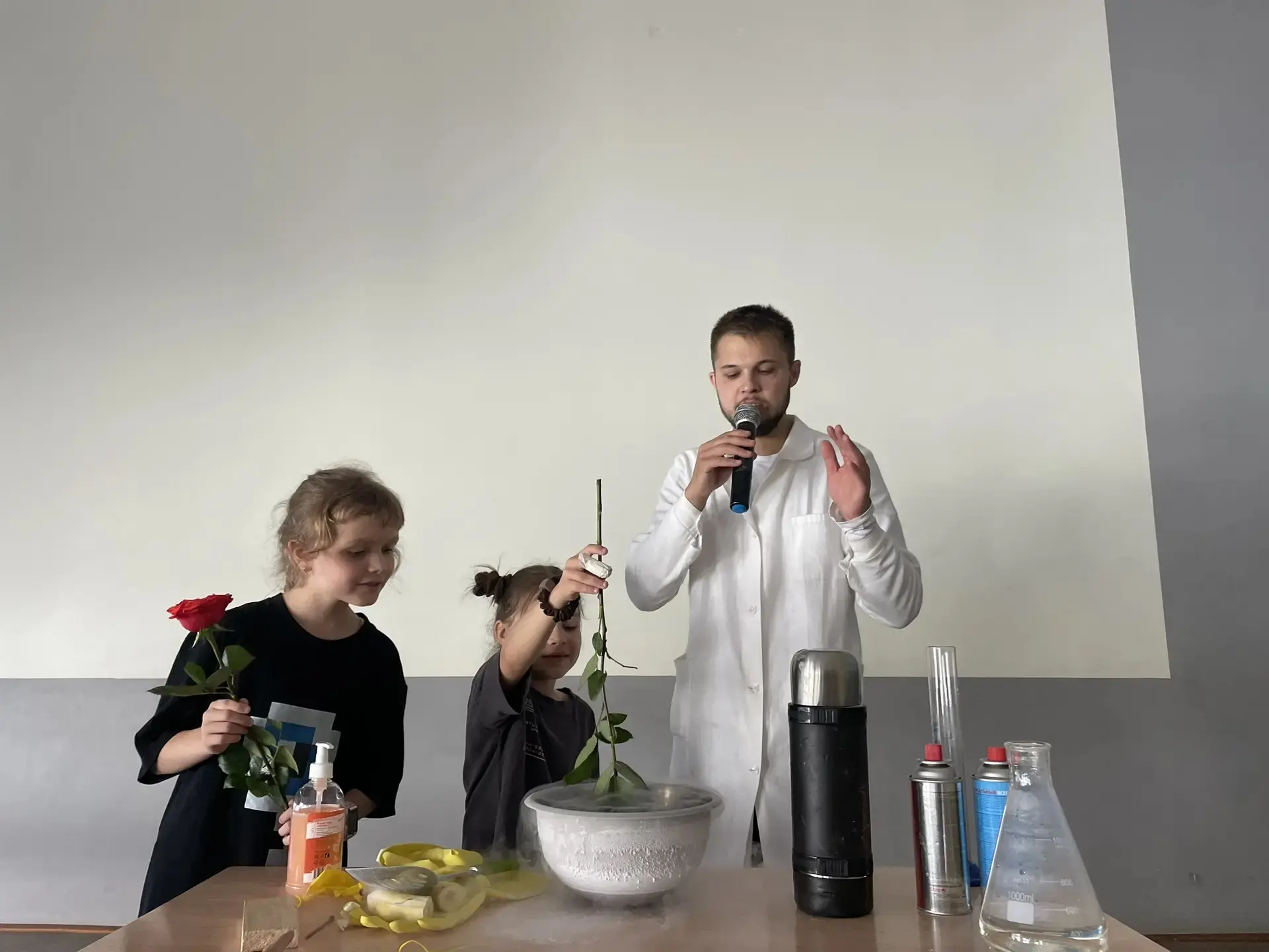 Настоящая магия науки! 🔥❄️🧪

Сегодня в нашем лагере творилась настоящая НАУЧНАЯ МАГИЯ! Профессор «